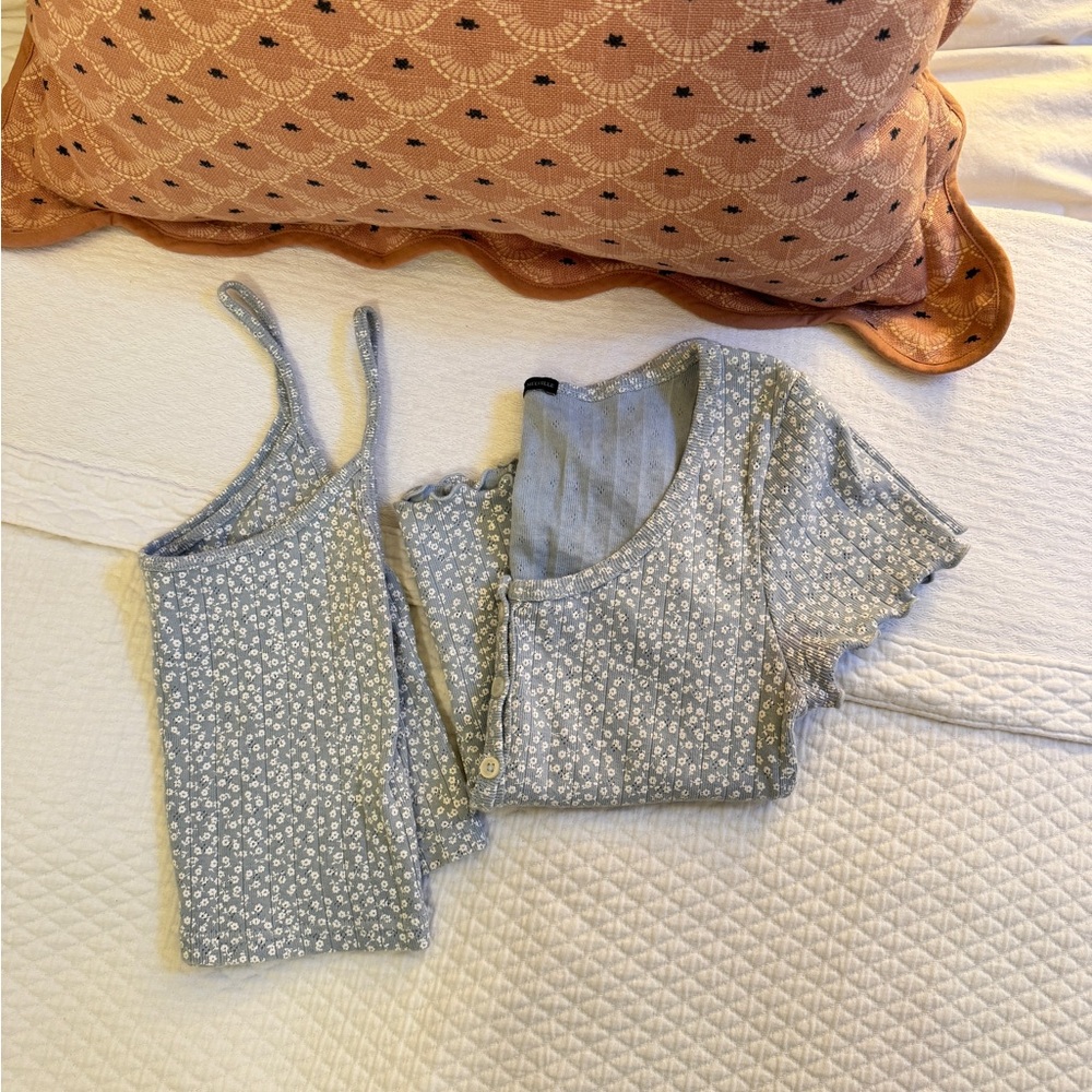 Brandy Melville 🤍 baby tank blue tee shirt cropped summer white daisy flowers